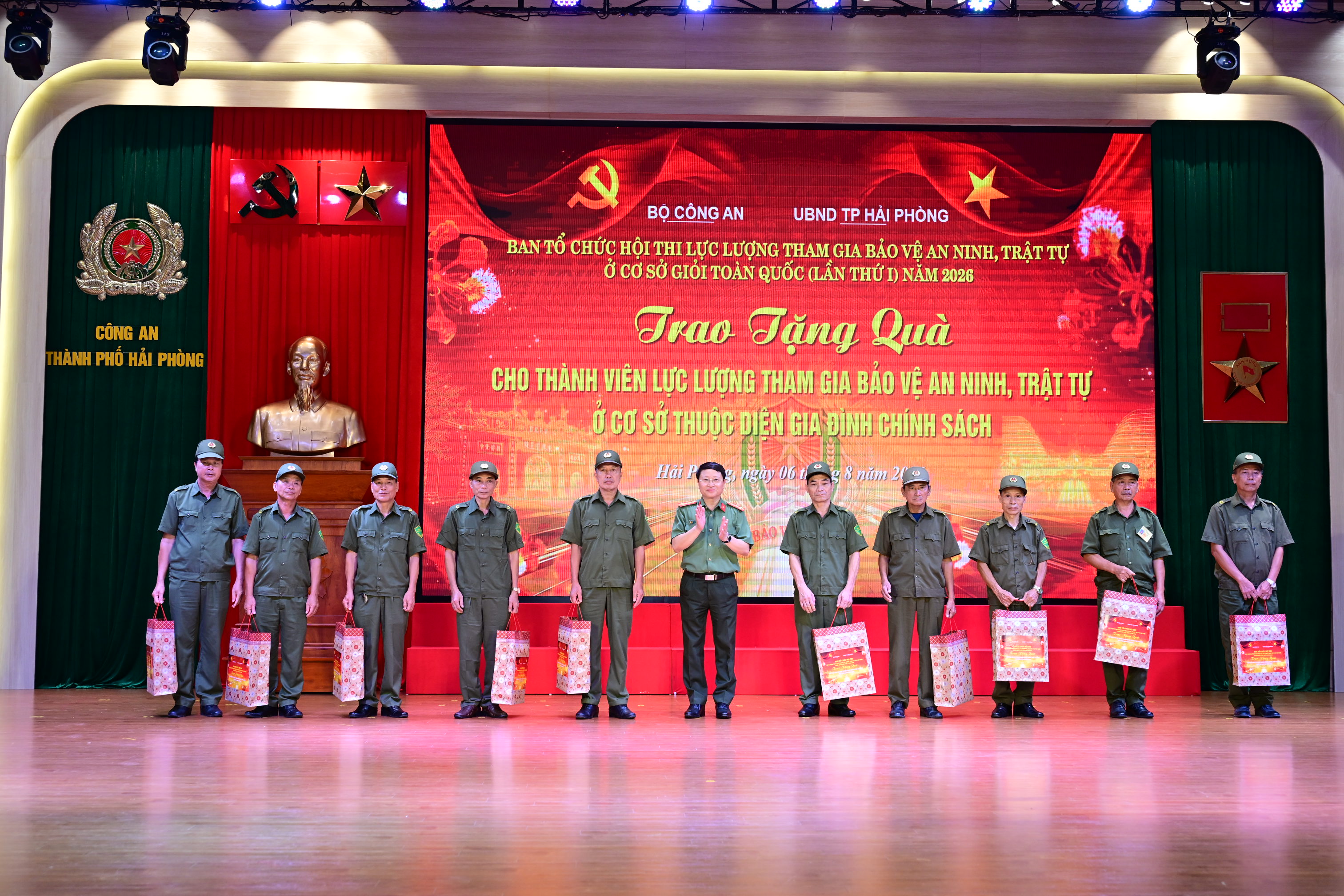 Trao 163 suất quà tri ân lực lượng tham gia bảo vệ ANTT ở cơ sở thuộc diện gia đình chính sách
